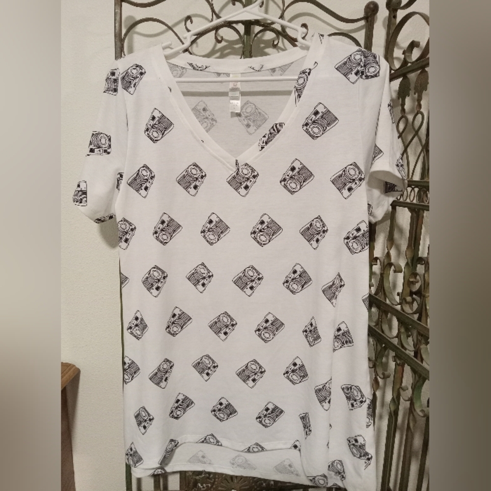 Lularoe Vneck tshirt